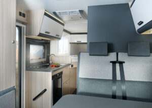 Mit drei Schlafplätzen (2 + 1) bietet der Sun Living C 65 SL Platz für Paare oder kleine Familien, die Wert auf Qualität, Funktionalität und Stil legen. Miete ihn jetzt im Caravan Center Thüringen und genieße grenzenlose Mobilität mit höchstem Komfort.