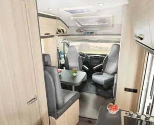 Auch das Fahrerhaus ist auf Komfort ausgelegt: drehbare Sitze, praktische Schränke, Tisch, Vorhänge/Jalousien, Frisch‑ und Abwassertank, Waschbecken – alles an Bord, um deinen Urlaub so angenehm wie möglich zu gestalten.